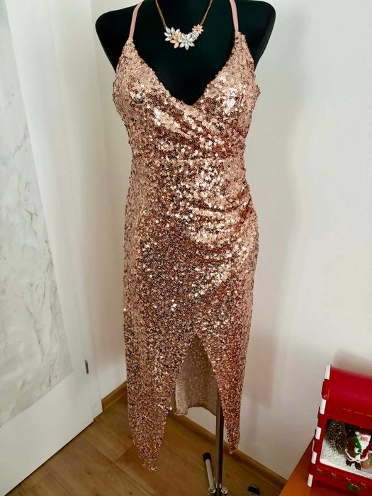 Sukienka cekinowa z rozcięciem na nogę różowe złoto r.XS/S
