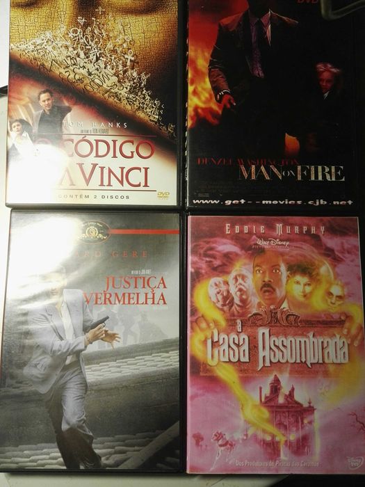 DVDs de filmes, alguns ainda selados.