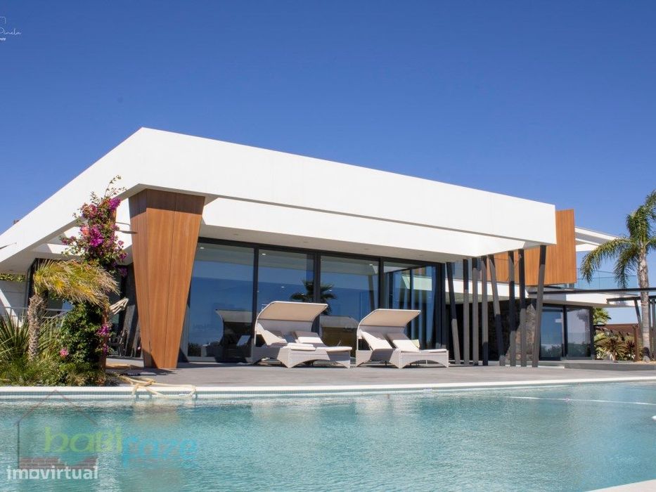 Vende-se Moradia de Luxo T5 com piscinas e Vista Mar