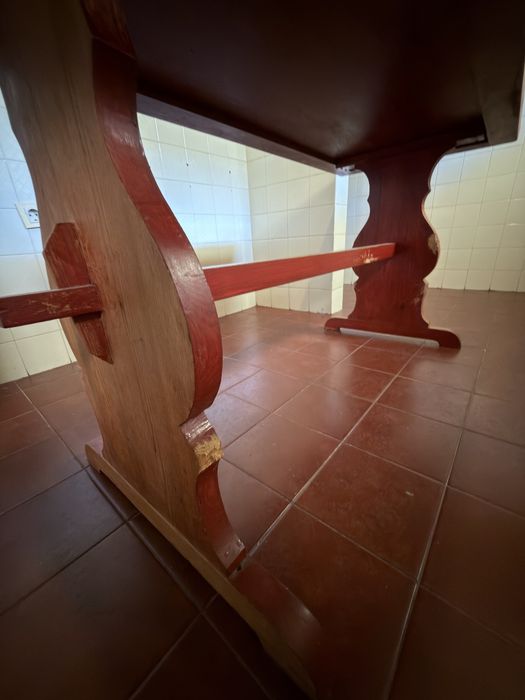 Mesa rústica com tampo de azulejo