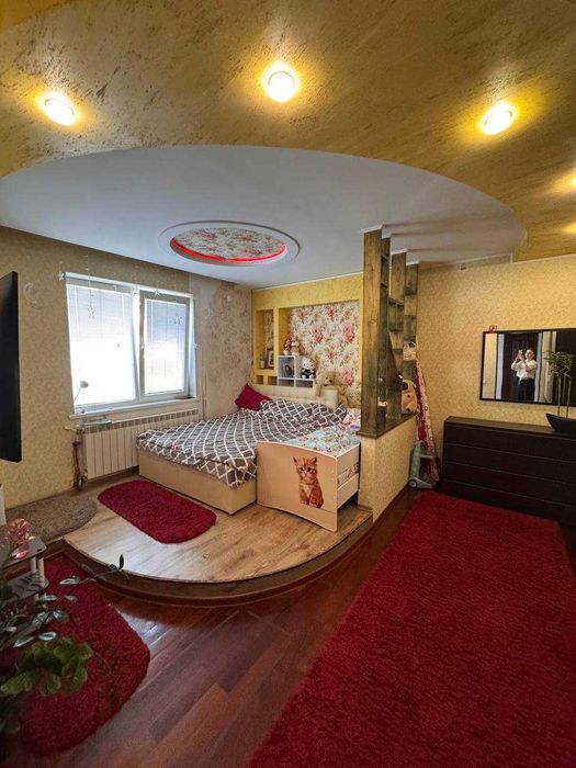 Продається великий будинок в Остриці
