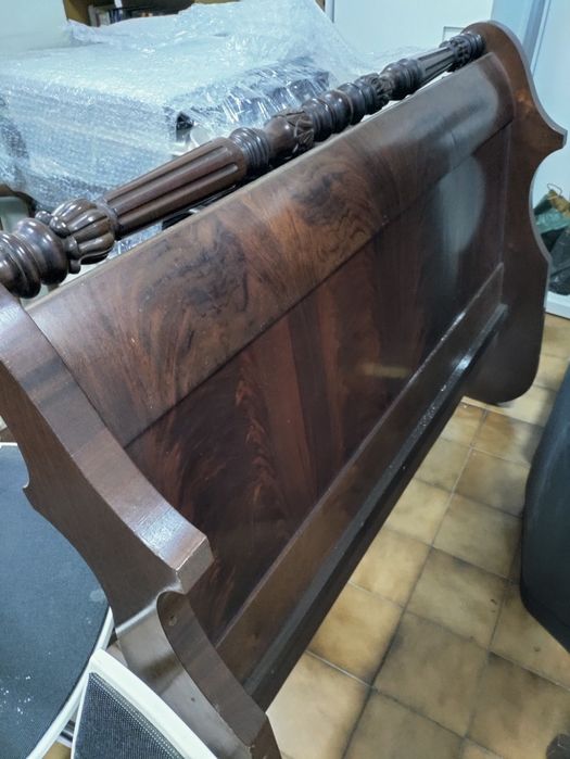 Cama de casal antiga «lit bateau» estilo Carlos X, em  mogno