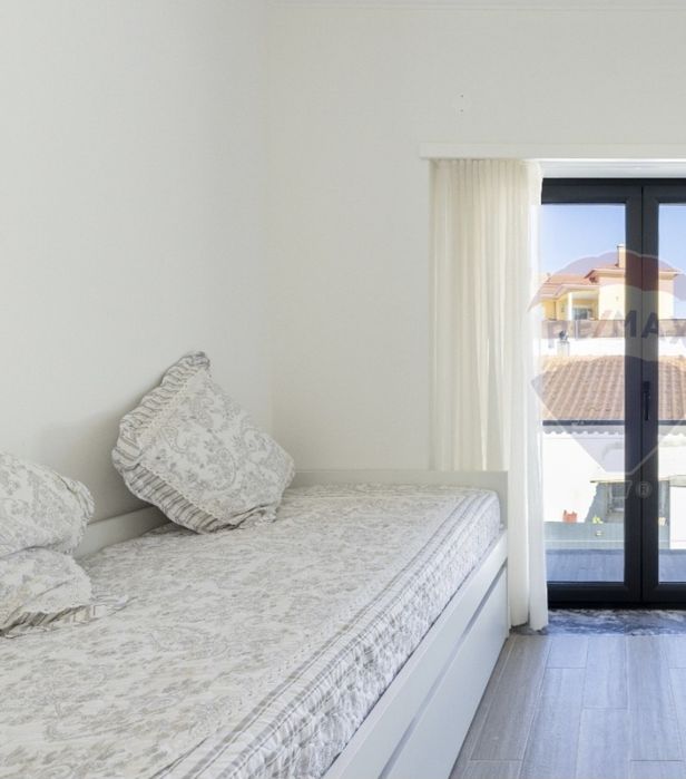 Cama dupla individual com colchoes