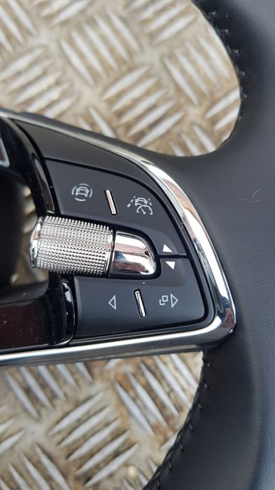 Skoda Octavia IV Kierownica skórzana Panel Multi Bardzo ładna