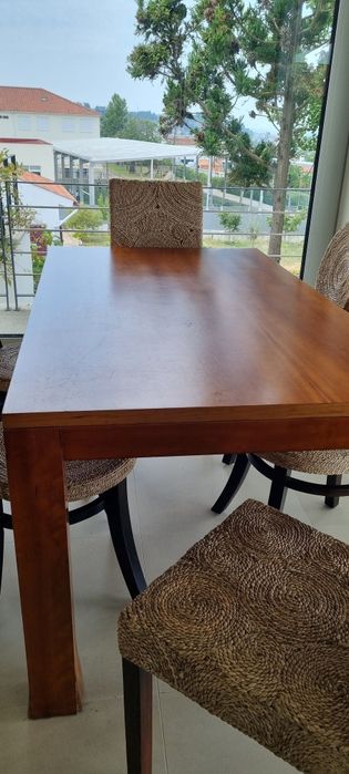 Conjunto de Sala de Jantar – Mesa em Madeira Maciça + 6 Cadeiras
