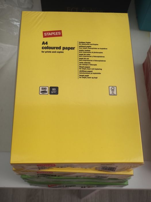 Papel colorido Staples - vermelho, amarelo e verde