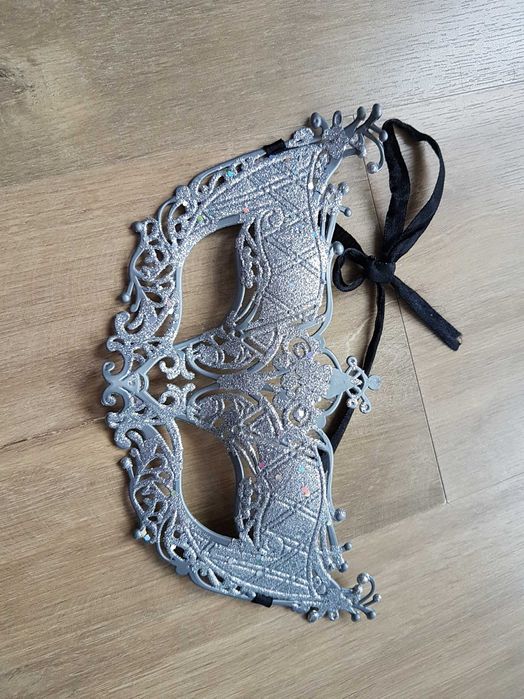 Plastikowa ażurowa wenecka maska na oczy srebrna brokat dzieckokobieta