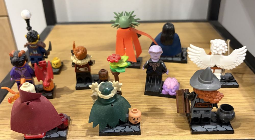 Lego minifigures 71047