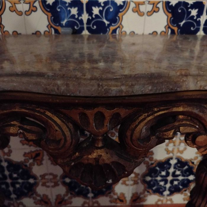 Aparador com espelho e pedra mármore