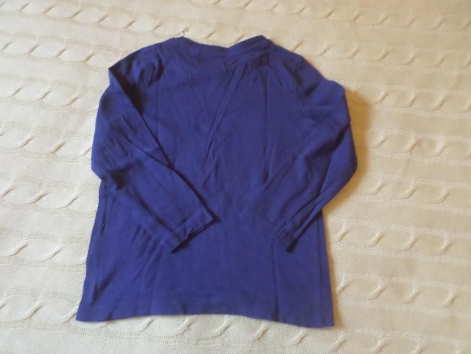 Camisola azul escura com camião monstro