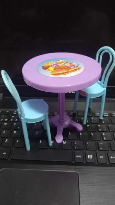 Acessórios barbie - 2 cadeiras, 1 mesa