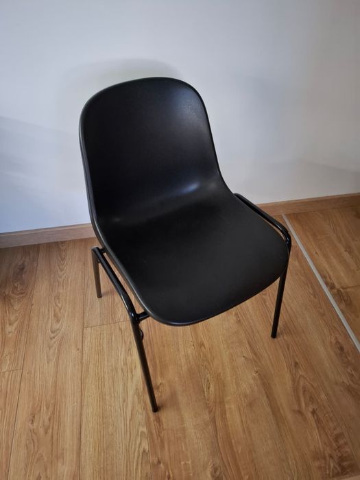 7 krzeseł sztaplowanych  czarne