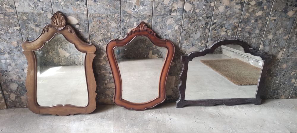 Espelhos com caixilho em madeira