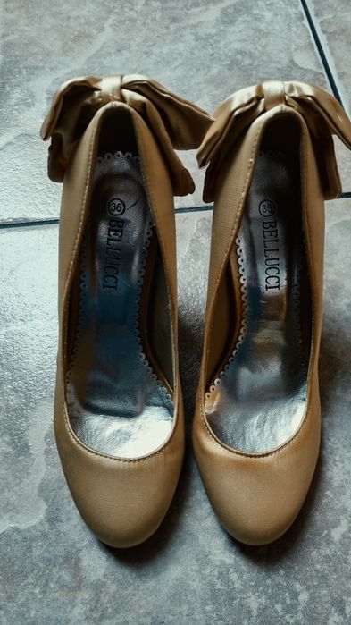 Buty na obcasie, złote, kokarda