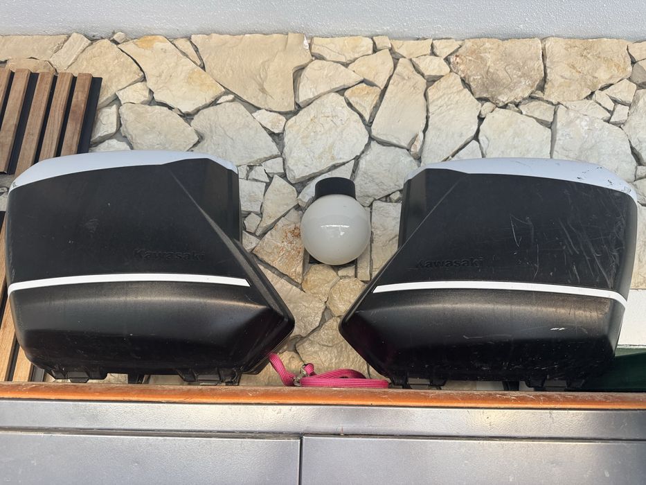 Vendo Kawasaki preta e branca , mota com revisoes srmpre feitas na M.