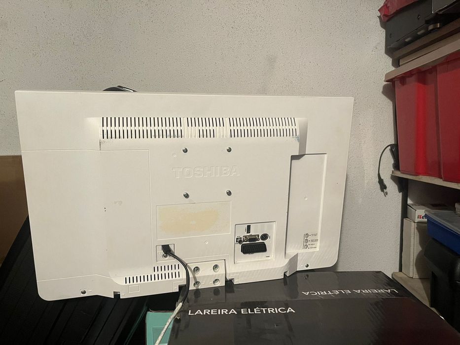 Televisões branca e preta