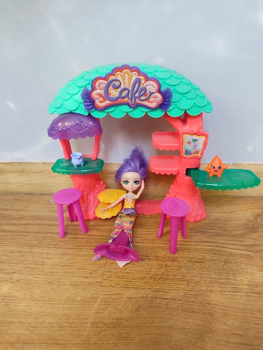 Enchantimals podwodna kawiarnia z lalką.