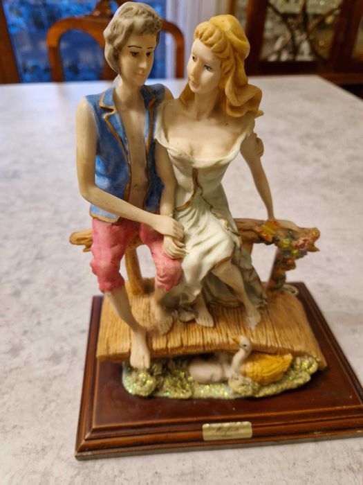 Imagem de dois namorados,em marfinite genuíno com selo de Portugal