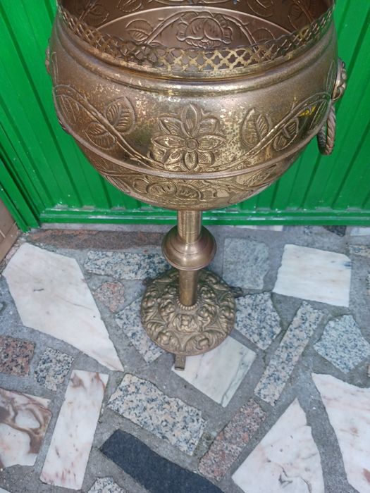 Floreira em cobre .com pé alto