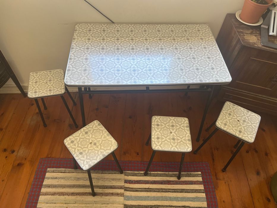 Conjunto De Mesa Com 4 Bancos