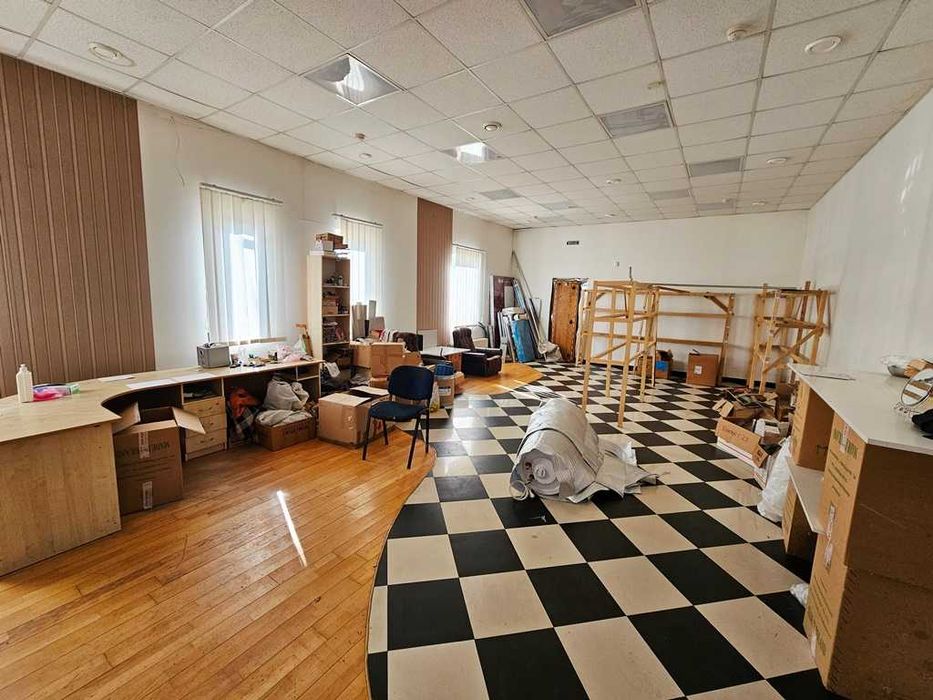 Виробничо-складське приміщення біля міжнародної автотраси Київ-Чоп...