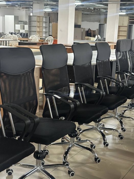 РАСПРОДАЖА светлой мебели лофт столы руководителя тумбы кресла мешки стулья обеденные столы