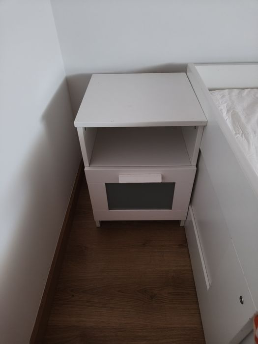 Cama , mesa de cabeceiras e comoda