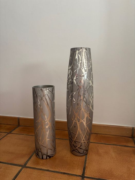 Conjunto de 7 jarras decorativas em metal prateado