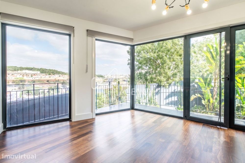 Apartamento T2 moderno em Campolide com terraço e estacionamento