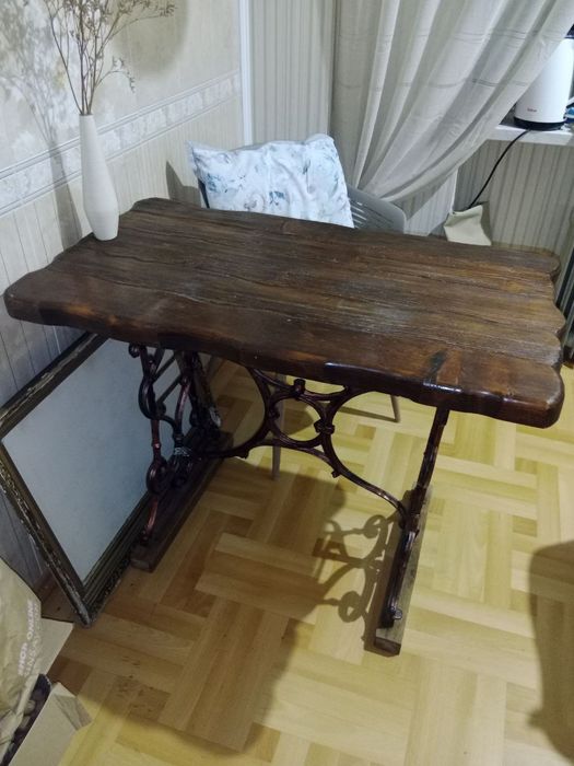 Стіл дерев'яний.