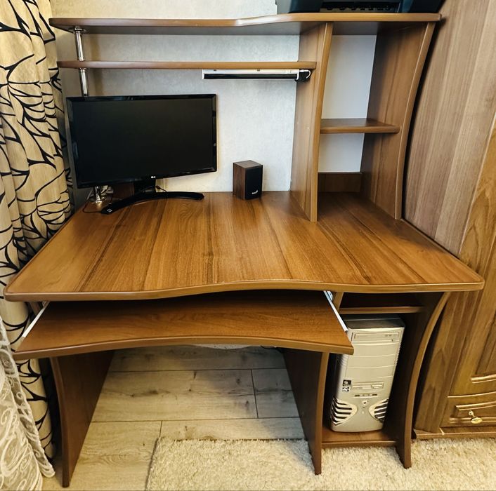 Комп'ютерний стіл