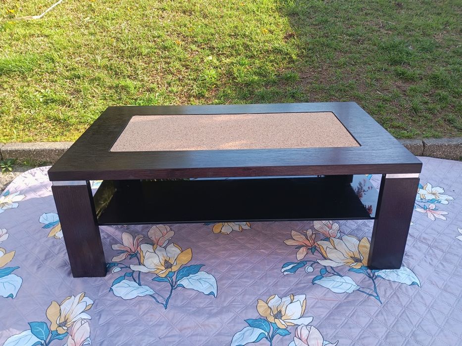 Mesa de centro, madeira maciça c/ prateleira em vidro grés e tampo em