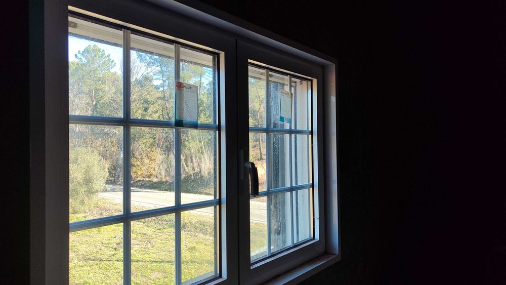 Janelas em alumínio lacado, com vidro duplo e oscilobatente