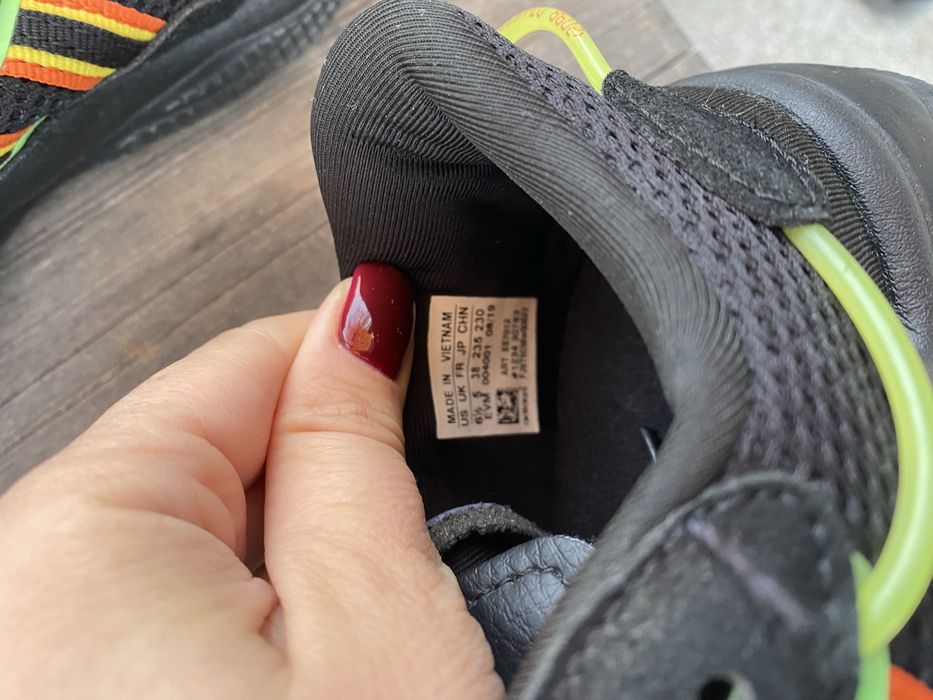 Adidas Ozweego — стильні чорні кросівки з неоновими вставками!