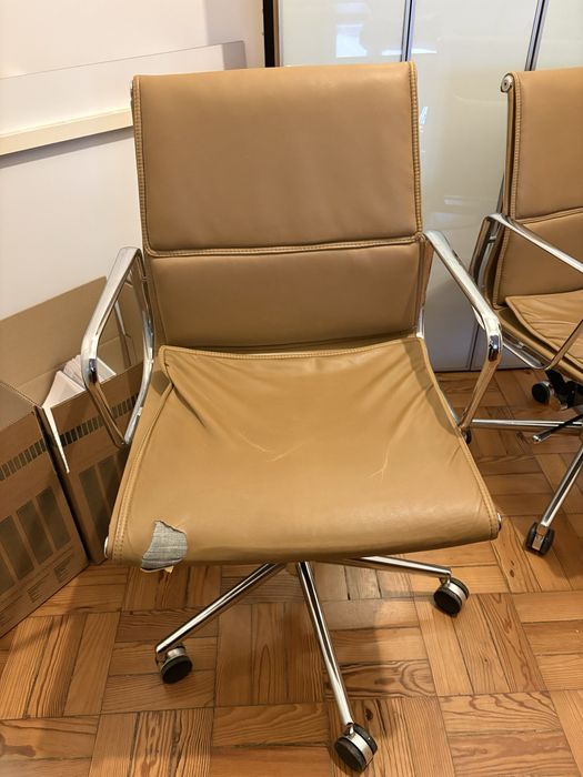 Cadeira de Escritório com rodas, Estilo Eames Soft Pad – Camel / Cromado