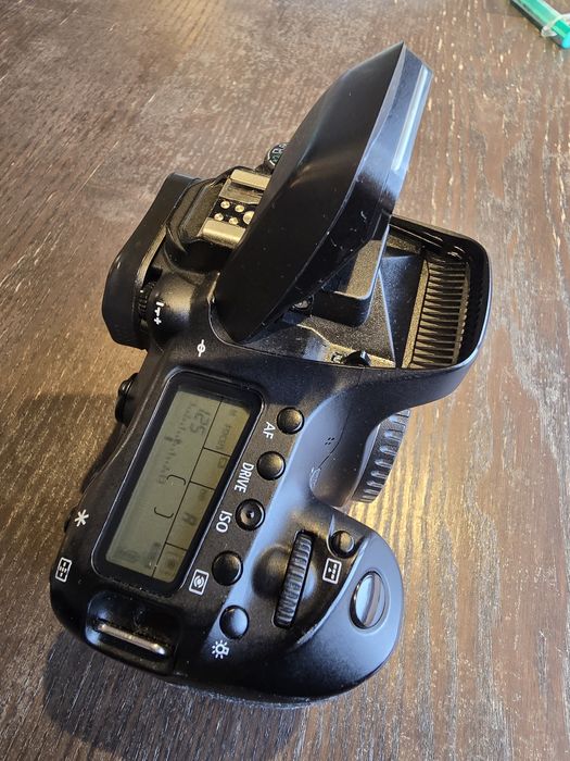 Canon 80D EOS DSLR c/ 2 baterias, carregador e alsa