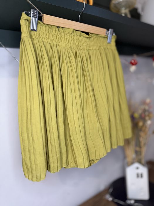 Oliwkowe plisowane szoty Zara 40