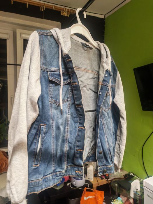 Kurtka dzinsowa z kapturem