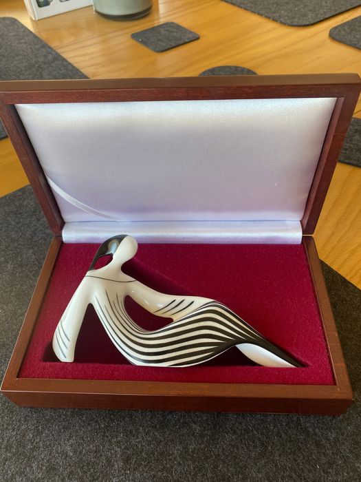 Ćmielów figurka Relax i mahoniowa szkatułka