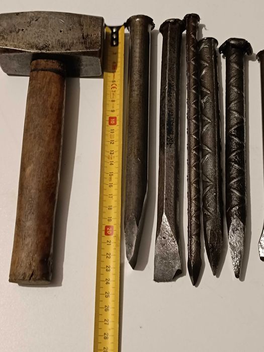 Martelo e 9 Ponteiras Metálicas