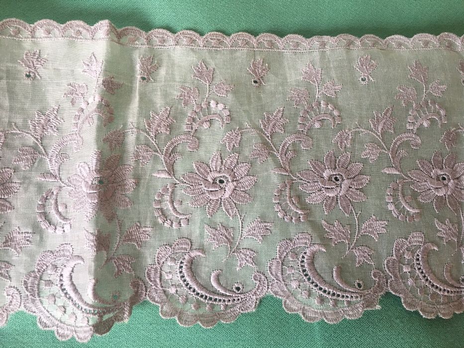 Renda de cor cinzenta com 13 cm de largura