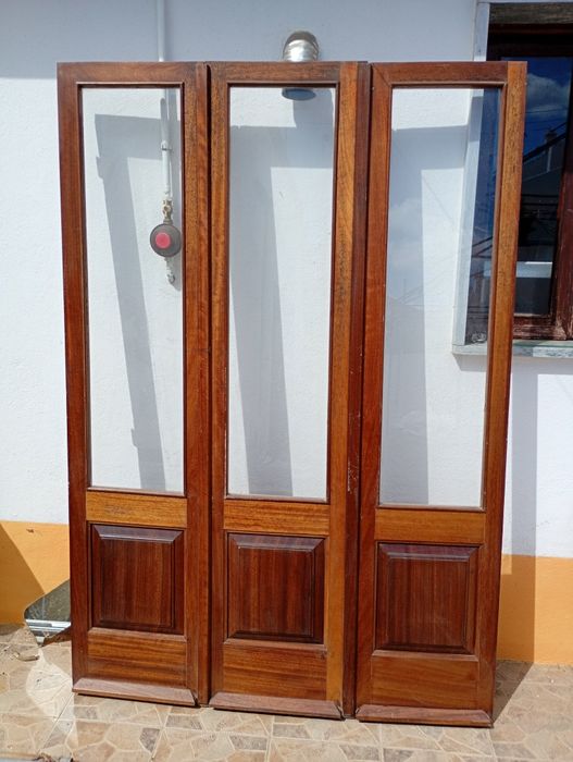 Janelas de sacada com 3 folhas madeira sucupira envernizada.