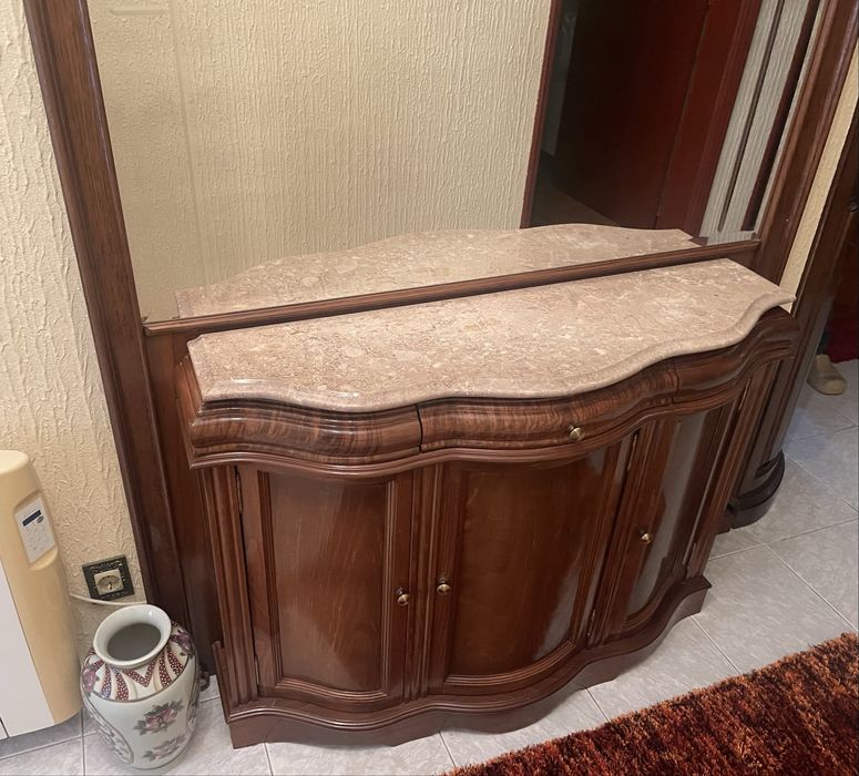 Mobília em madeira de castanheiro