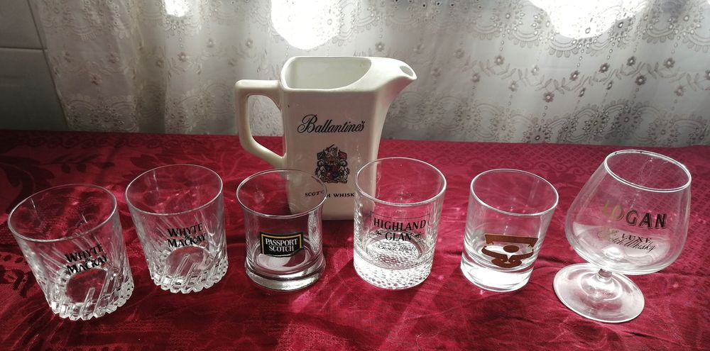 conjunto de jarro e copos de espirituosa