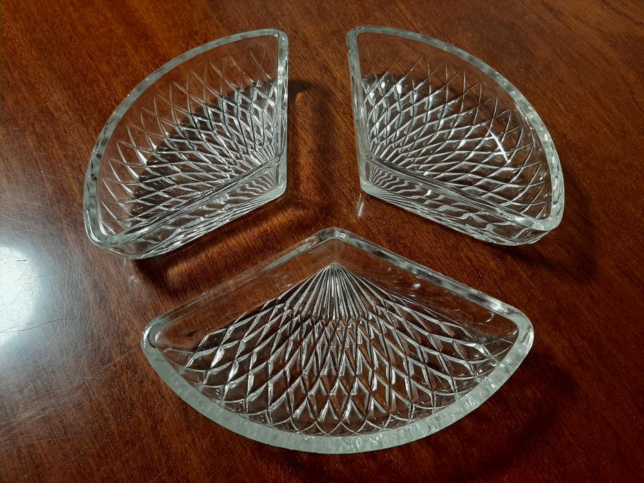 Гарнитур из трёх хрустальных тарелок.