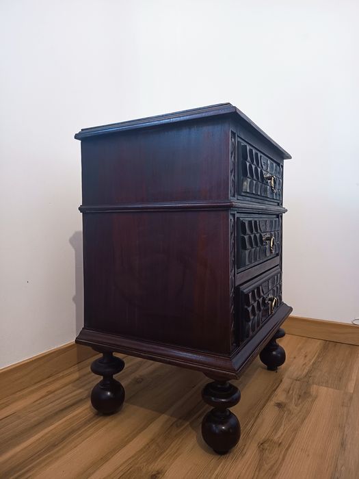 Mesa de Cabeceira / Móvel de Apoio Antigo em Madeira Maciça Trabalhada