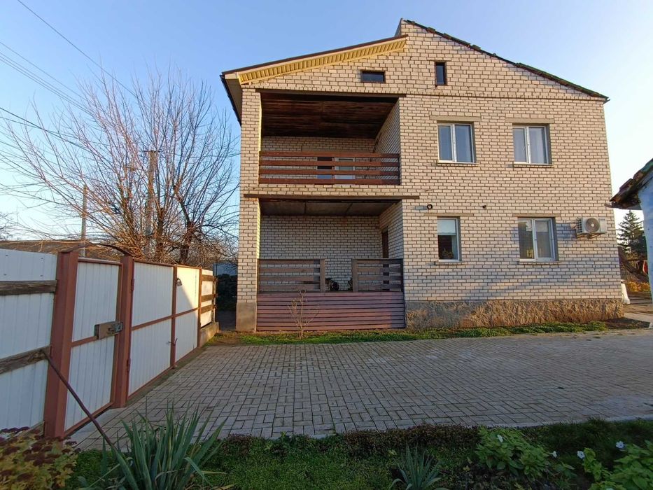 Продається 2х поверховий будинок