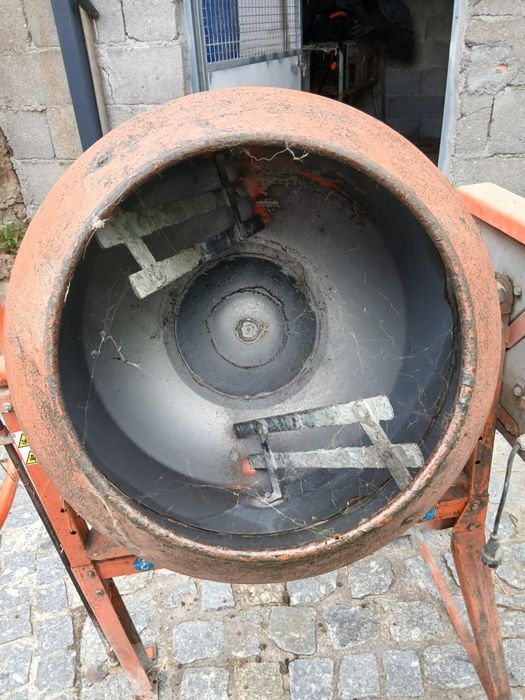 Vendo Betoneira 180 lts pouco usada