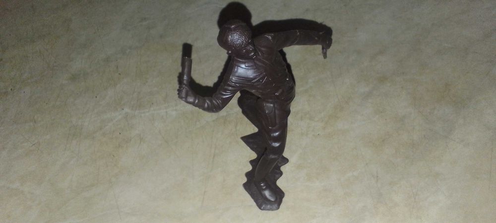 ДЗИ Игрушки СССР солдат с гранатой