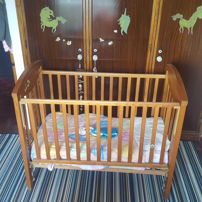 Berço de criança  em pinho